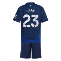 Camiseta Manchester United Luke Shaw #23 Segunda Equipación Replica 2024-25 para niños mangas cortas (+ Pantalones cortos)